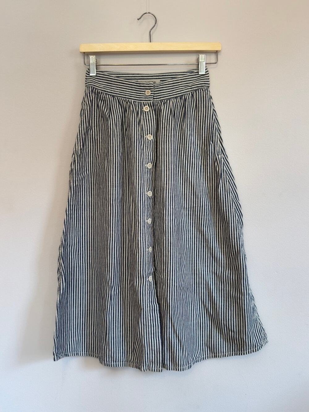 Madewell Women's Midi Skirt Size 00 | Palisade Button-Front in Chambray Stripe